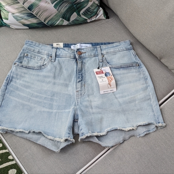 Levis denim high rise stretchy shorts New Size 14 - Picture 1 of 5